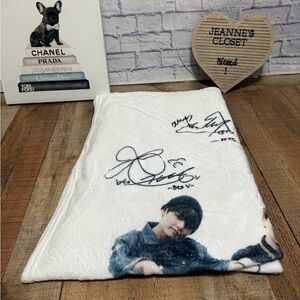 BTS KPOP Throw Blanket 55" x 40.5" Lightweight Korea All Members Signatures